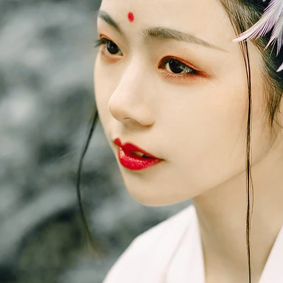 羽毛下雪白衣女生頭像，唯美古風(fēng)真人頭像