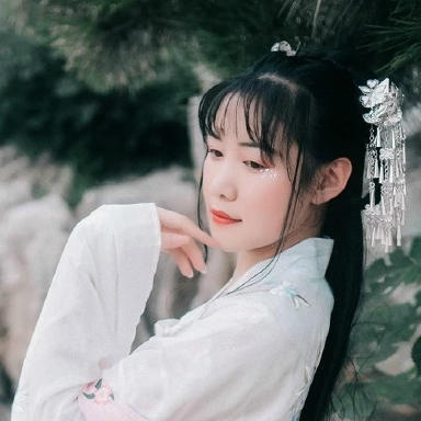 淡粉色帶團(tuán)扇女子頭像，唯美古風(fēng)真人頭像