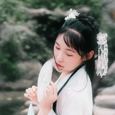 淡粉色帶團(tuán)扇女子頭像，唯美古風(fēng)真人頭像