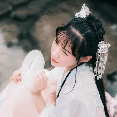 淡粉色帶團(tuán)扇女子頭像，唯美古風(fēng)真人頭像