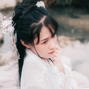 淡粉色帶團(tuán)扇女子頭像，唯美古風(fēng)真人頭像