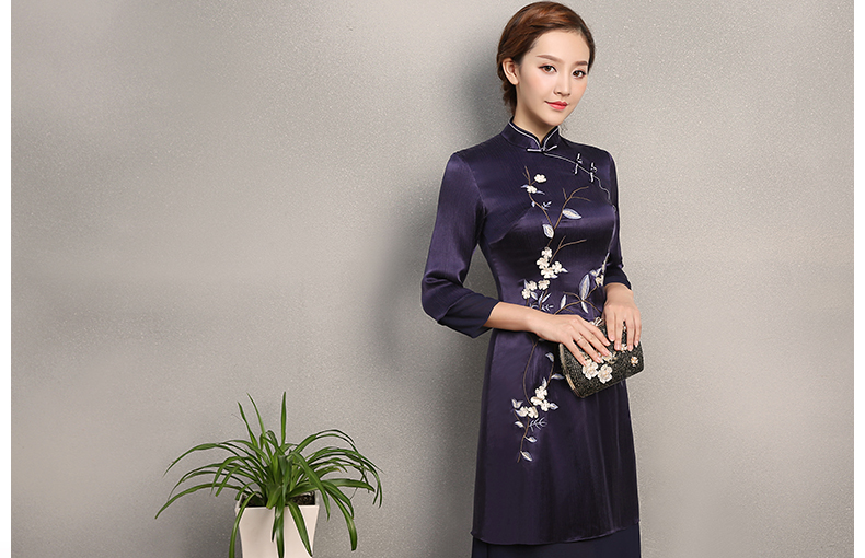 深藍(lán)色時(shí)尚繡花旗袍，中長(zhǎng)款改良旗袍裙