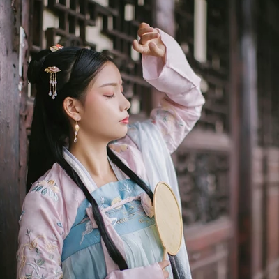 清新唯美帶團(tuán)扇女生頭像，古風(fēng)真人頭像