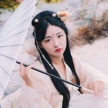 秋意帶傘團(tuán)扇女生頭像，唯美古風(fēng)真人頭像