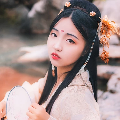 秋意帶傘團(tuán)扇女生頭像，唯美古風(fēng)真人頭像