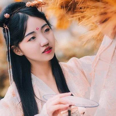 秋意帶傘團(tuán)扇女生頭像，唯美古風(fēng)真人頭像