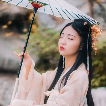 秋意帶傘團(tuán)扇女生頭像，唯美古風(fēng)真人頭像
