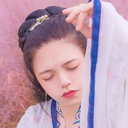 粉嫩帶折扇女生頭像，唯美古風(fēng)真人頭像