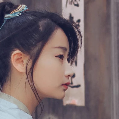 復(fù)古瀟灑帶折扇女生頭像，唯美古風(fēng)真人頭像