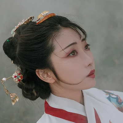 紅衣女子流淚頭像，唯美古風(fēng)真人頭像