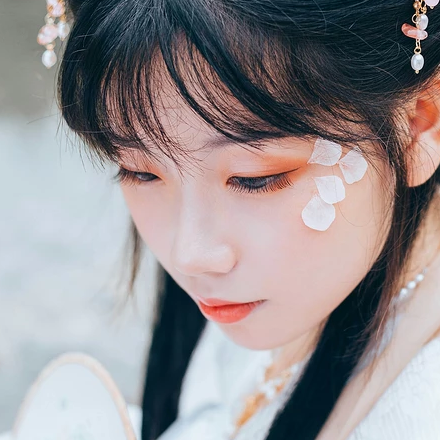 三櫻帶團扇女子頭像，唯美古風(fēng)真人頭像