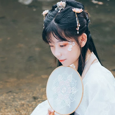 三櫻帶團扇女子頭像，唯美古風(fēng)真人頭像
