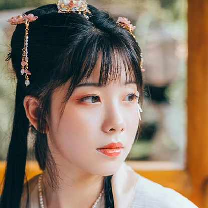 三櫻帶團扇女子頭像，唯美古風(fēng)真人頭像