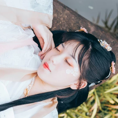 三櫻帶團扇女子頭像，唯美古風(fēng)真人頭像