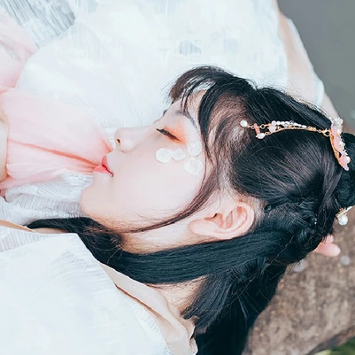 三櫻帶團扇女子頭像，唯美古風(fēng)真人頭像