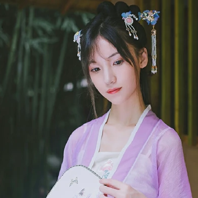 淡紫色帶團(tuán)扇女子頭像，唯美古風(fēng)真人頭像