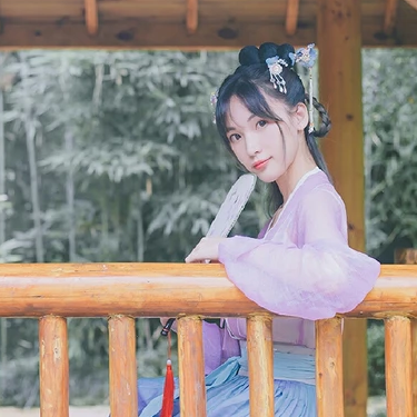 淡紫色帶團(tuán)扇女子頭像，唯美古風(fēng)真人頭像