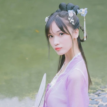 淡紫色帶團(tuán)扇女子頭像，唯美古風(fēng)真人頭像