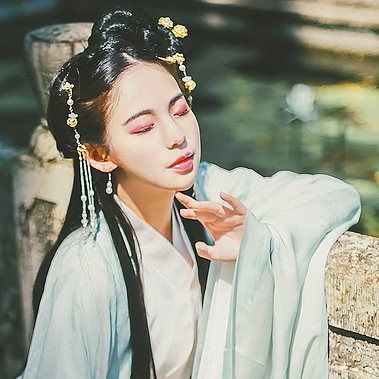 喝酒傷感女生頭像，唯美古風真人頭像