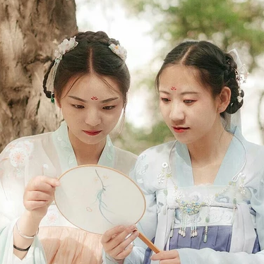 漢服帶團(tuán)扇閨蜜頭像，唯美古風(fēng)真人頭像
