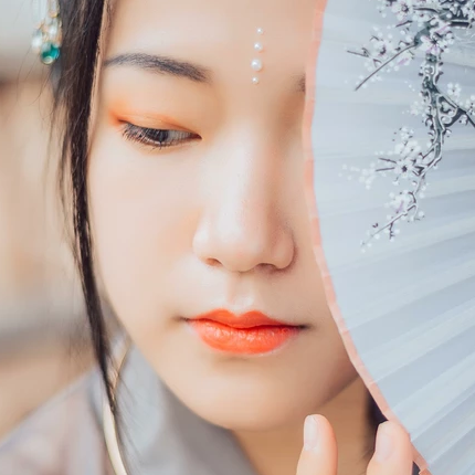 暮秋山行帶傘女生頭像，唯美古風(fēng)真人頭像