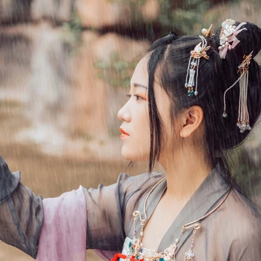 暮秋山行帶傘女生頭像，唯美古風(fēng)真人頭像