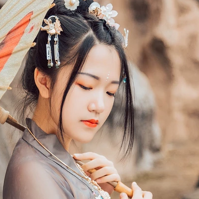 暮秋山行帶傘女生頭像，唯美古風(fēng)真人頭像