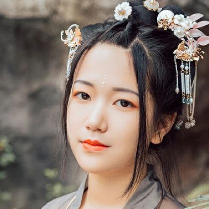 暮秋山行帶傘女生頭像，唯美古風(fēng)真人頭像