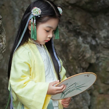 超萌帶團(tuán)扇小女生頭像，唯美古風(fēng)真人頭像