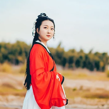 秋色彈琵琶紅衣女生頭像，唯美古風(fēng)真人頭像