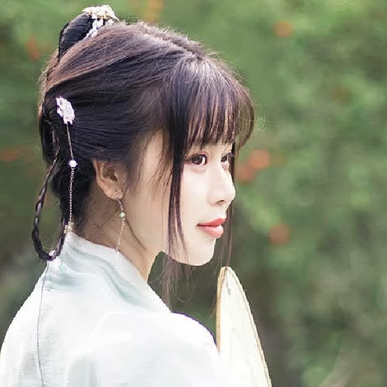 淡雅帶團(tuán)扇女生頭像，唯美古風(fēng)真人頭像