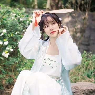 淡雅帶團(tuán)扇女生頭像，唯美古風(fēng)真人頭像
