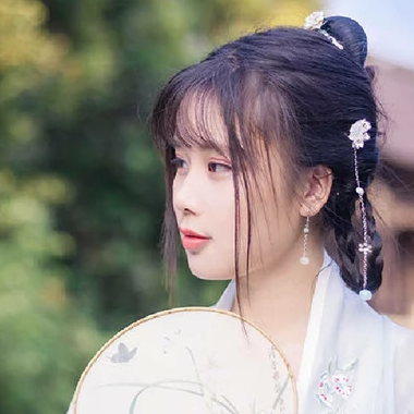 淡雅帶團(tuán)扇女生頭像，唯美古風(fēng)真人頭像