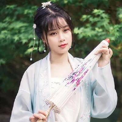 淡雅帶團(tuán)扇女生頭像，唯美古風(fēng)真人頭像