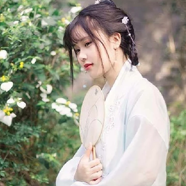 淡雅帶團(tuán)扇女生頭像，唯美古風(fēng)真人頭像