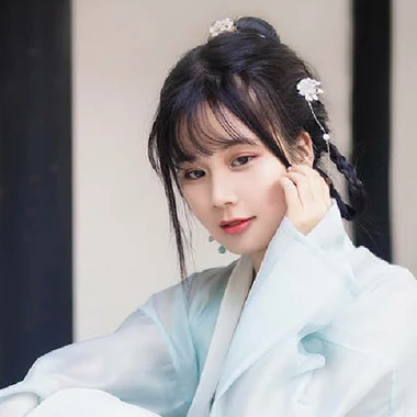 淡雅帶團(tuán)扇女生頭像，唯美古風(fēng)真人頭像