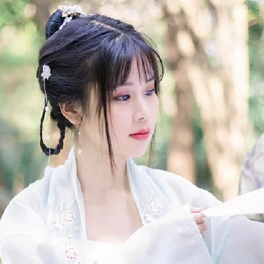淡雅帶團(tuán)扇女生頭像，唯美古風(fēng)真人頭像