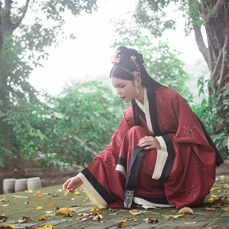 傾城紅衣女子頭像，唯美古風(fēng)真人頭像