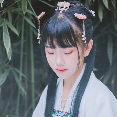 小清新淡藍(lán)色帶團(tuán)扇頭像，唯美古風(fēng)真人頭像