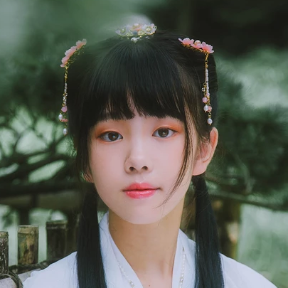 小清新淡藍(lán)色帶團(tuán)扇頭像，唯美古風(fēng)真人頭像