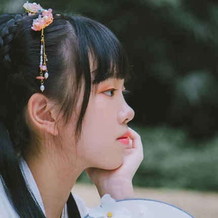 小清新淡藍(lán)色帶團(tuán)扇頭像，唯美古風(fēng)真人頭像