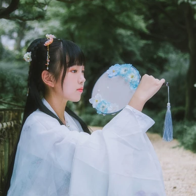 小清新淡藍(lán)色帶團(tuán)扇頭像，唯美古風(fēng)真人頭像