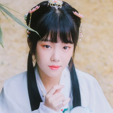 小清新淡藍(lán)色帶團(tuán)扇頭像，唯美古風(fēng)真人頭像