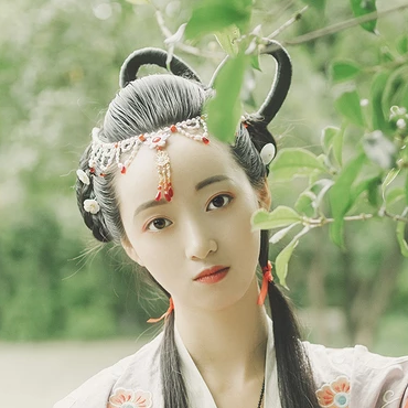 秋庭帶團扇女生頭像，唯美古風真人頭像