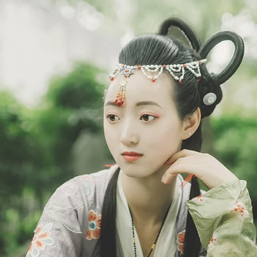 秋庭帶團扇女生頭像，唯美古風真人頭像