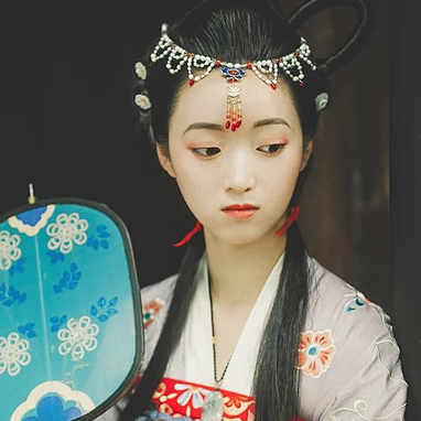 秋庭帶團扇女生頭像，唯美古風真人頭像