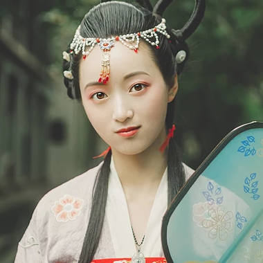 秋庭帶團扇女生頭像，唯美古風真人頭像