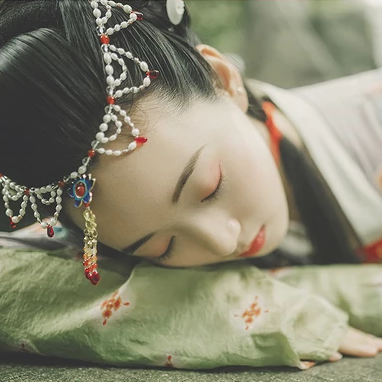 秋庭帶團扇女生頭像，唯美古風真人頭像