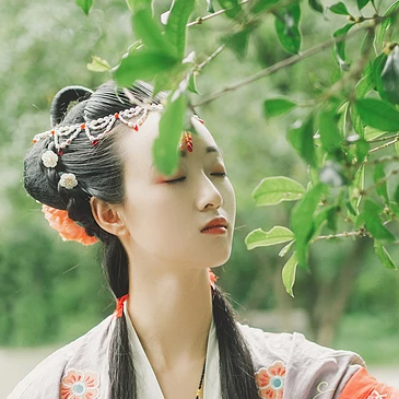 秋庭帶團扇女生頭像，唯美古風真人頭像