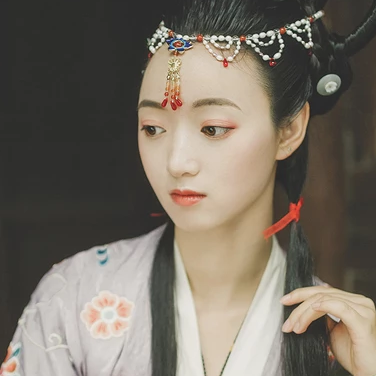 秋庭帶團扇女生頭像，唯美古風真人頭像